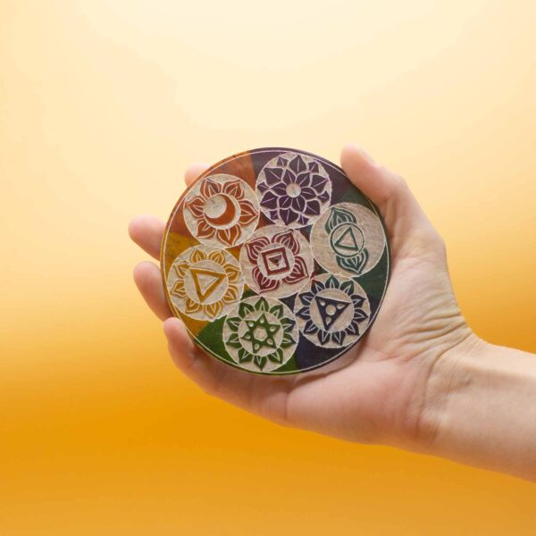 Porta Incienso de Cono – Disco de Esteatita 7 Chakras (10 cm) – Armonía Energética en Cada Rincón - Imagen 2