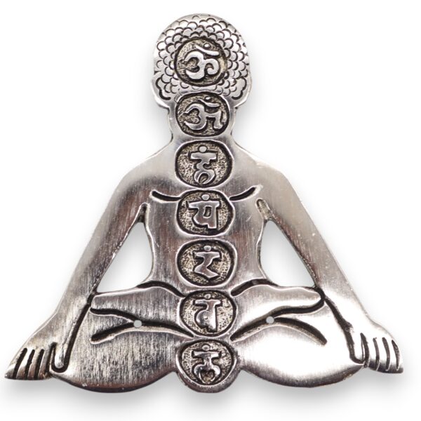 Porta Incienso Yoga en Aluminio Pulido – Figura Meditando con los 7 Chakras (12x12 cm)