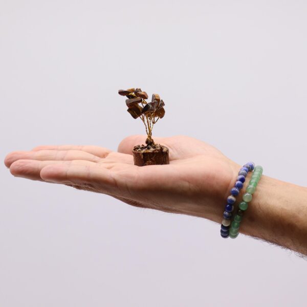 Mini Árbol de Ojo de Tigre sobre Base de Madera – 15 Piedras Naturales - Imagen 2
